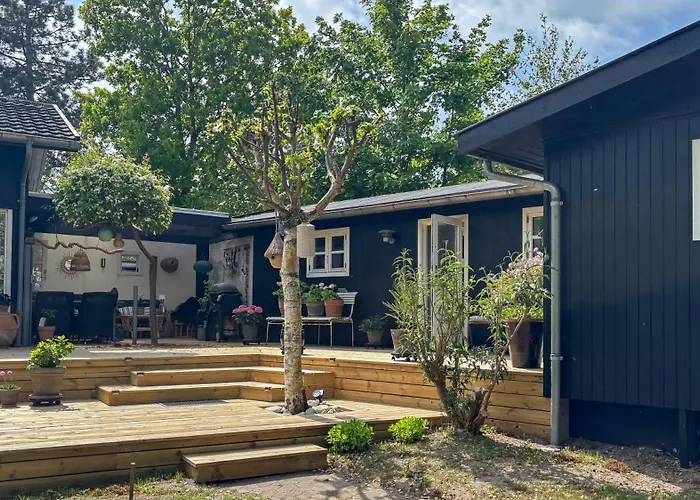 Semesterbostad With Annexe By